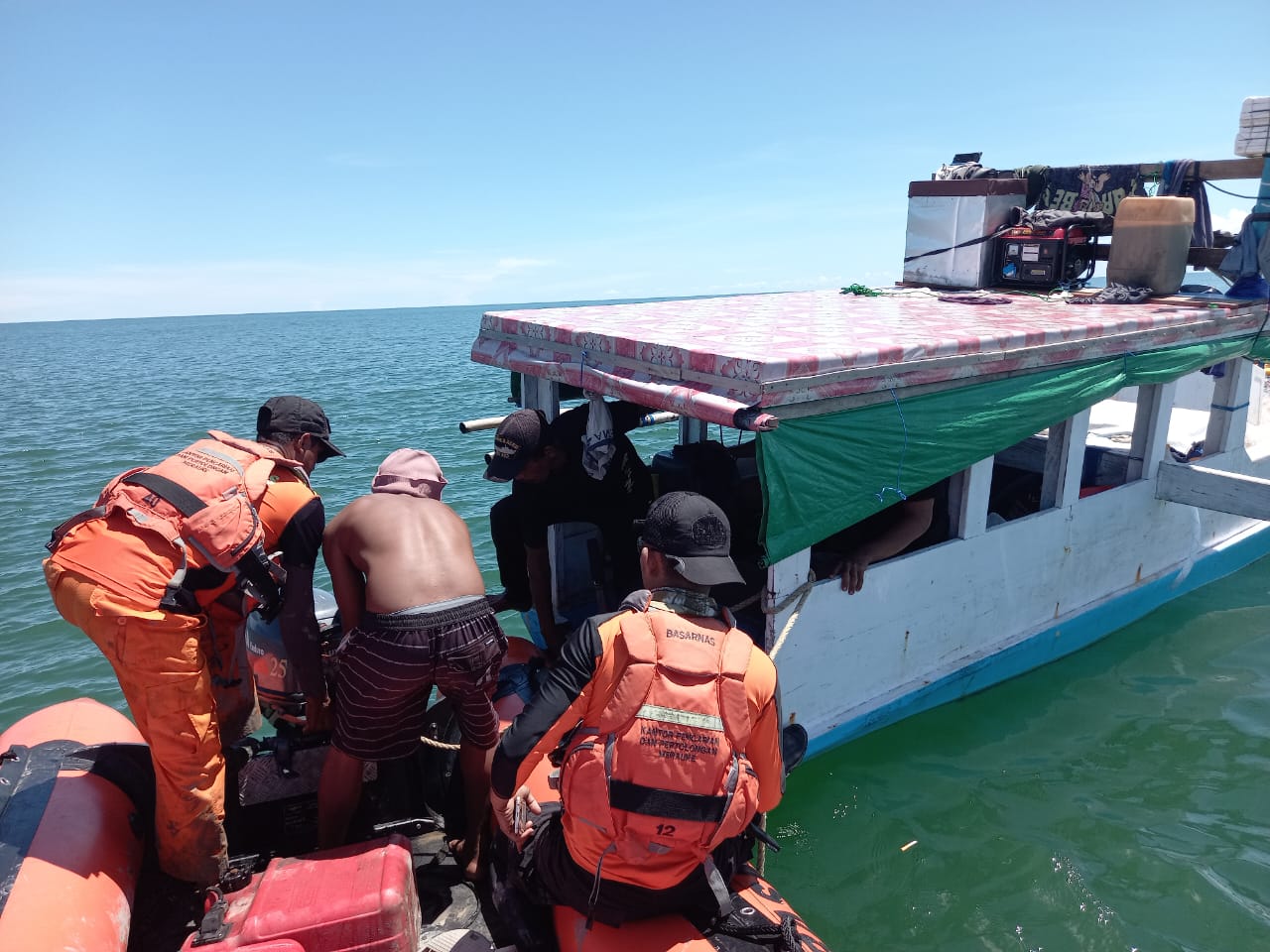 Akibat mati mesin, ABK perahu nelayan minta diselamatkan.